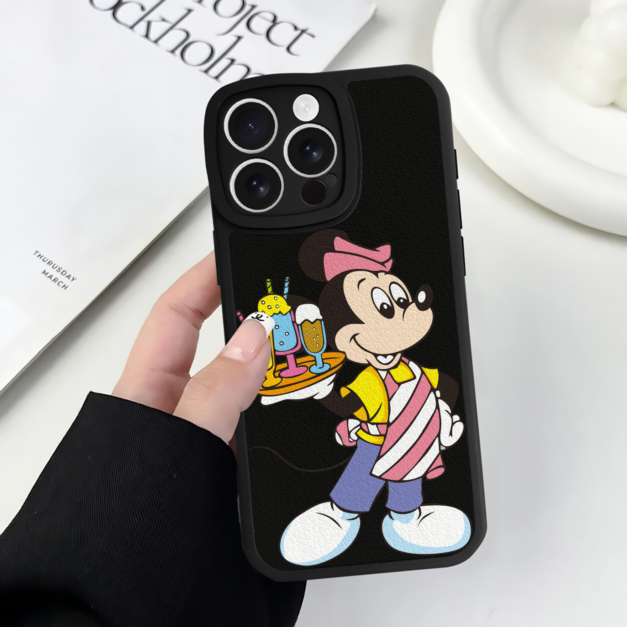 （画像用） ミッキーマウス Mickey Mouse 【iPhone 16シリーズ対応】シリコンスマホケース（レザー調） 材質：シリコン